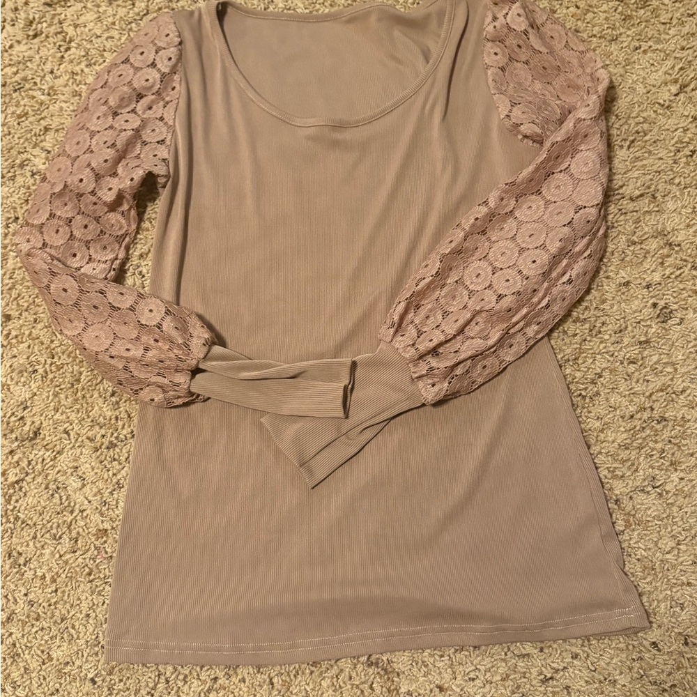 Women's Lace Sleeve Scoop Neck Top in Mauve